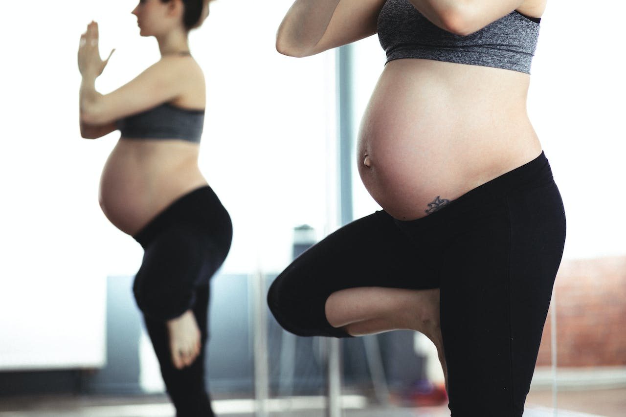 Exercices Yoga prénatal sur ballon de grossesse pour soulager les douleurs  