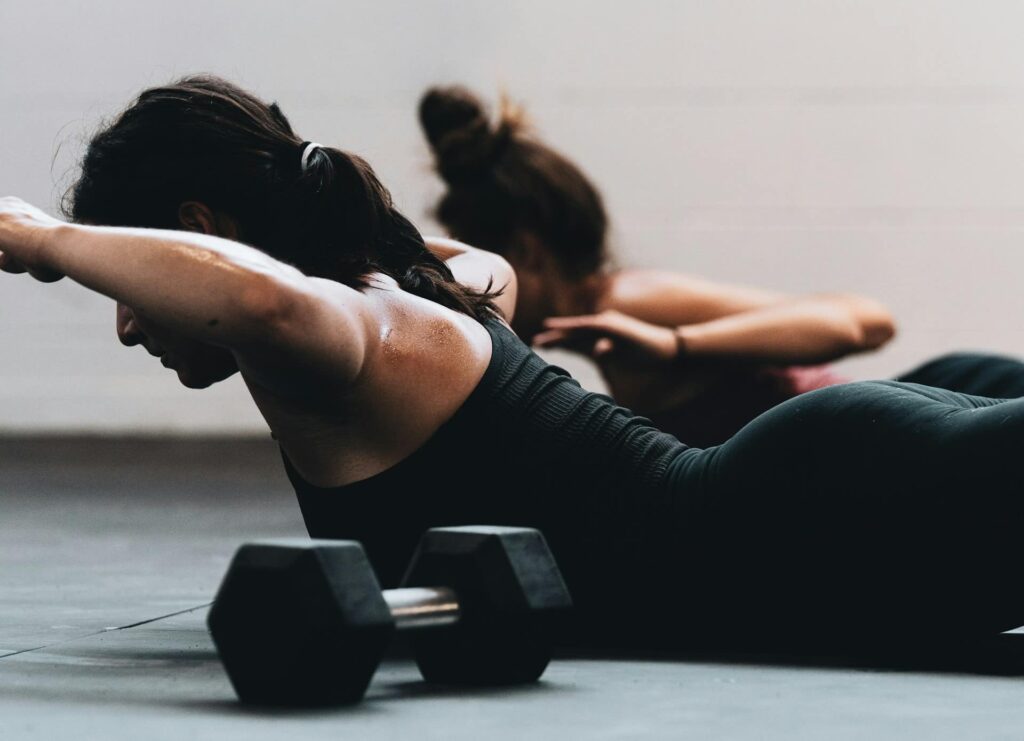 pilates bras : deux femmes font l'exercice de la planche