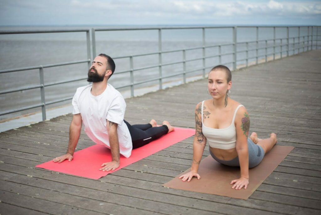 Un couple fait du yoga tantrique
