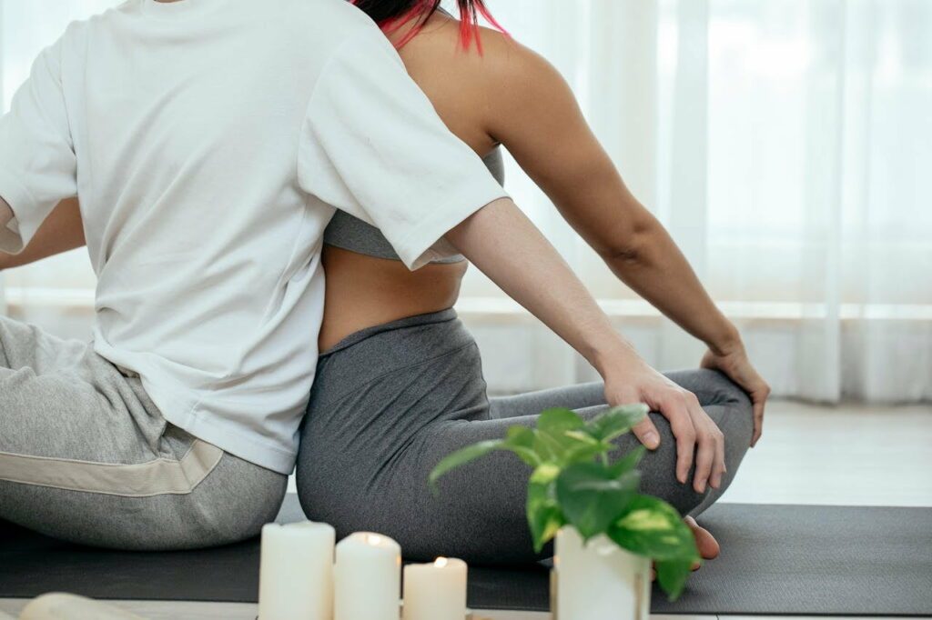 Un couple pratique une posture de yoga tantrique