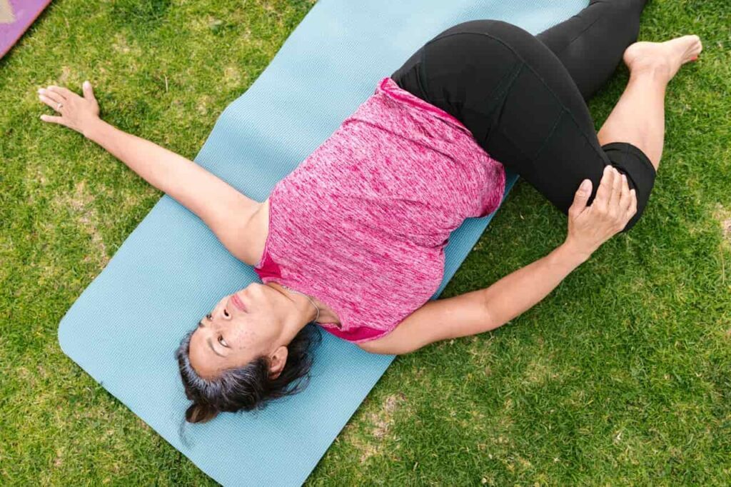 Une femme pratique le yoga somatique