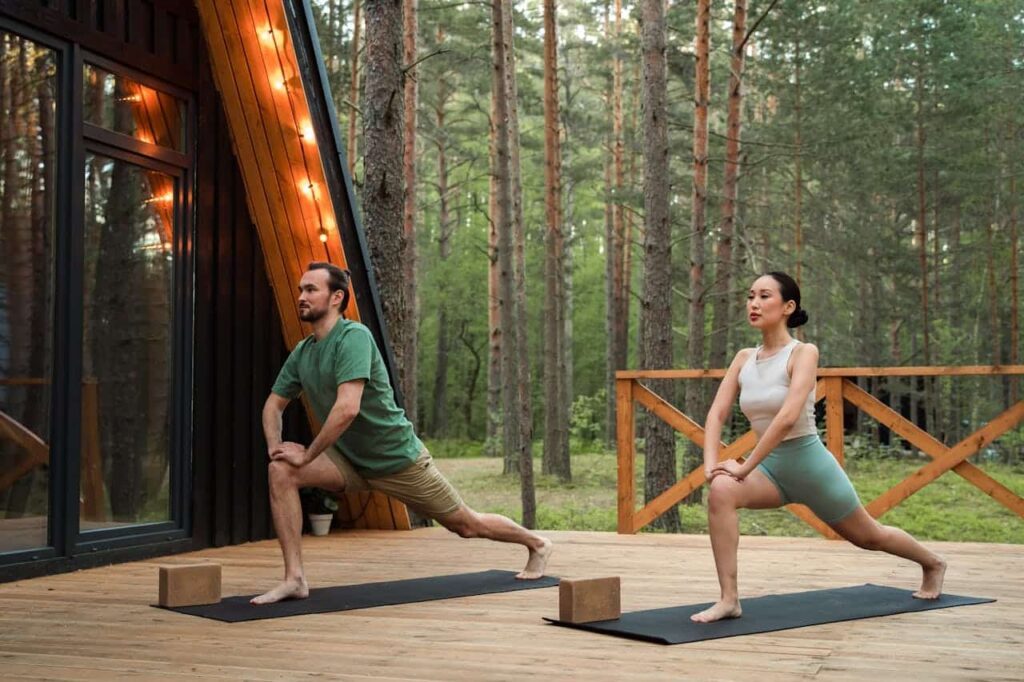 Un couple pratique le yoga tantrique
