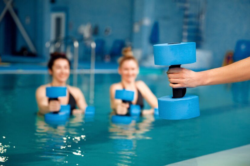 Aqua pilates exercices : des femmes font un exercice d'aqua pilates