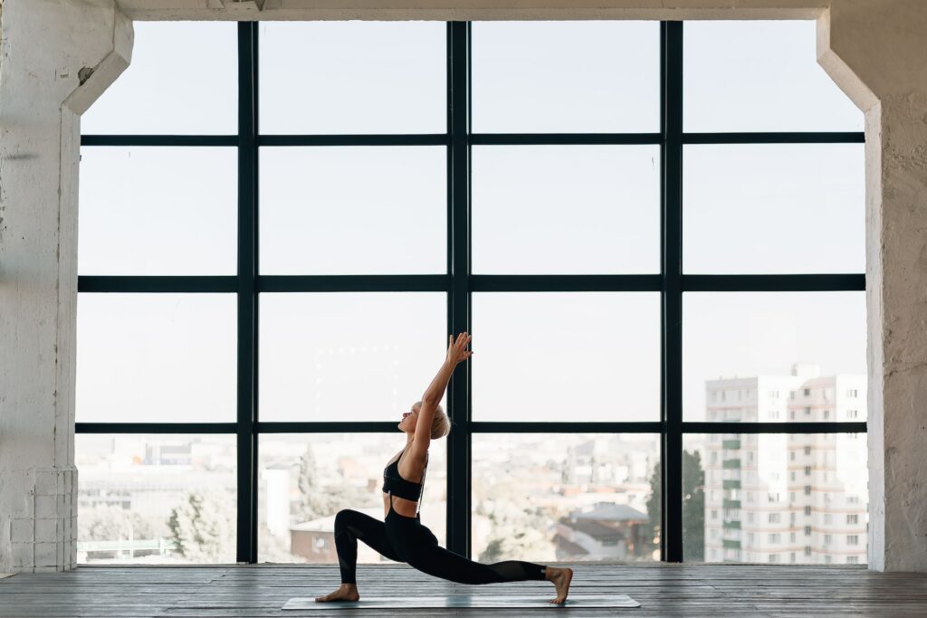 yoga jivamukti : yoga devant une fenêtre